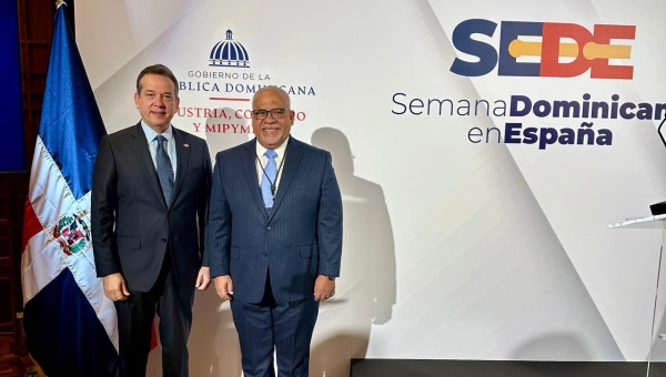 Ministro Ito Bisonó y director general Promipyme Fabricio Gómez Mazara participan en Semana Dominicana en España